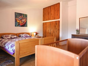 3 habitaciones, tabla de planchar con plancha, wifi y ropa de cama 