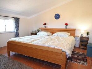 3 slaapkamers, een strijkplank/strijkijzer, wifi, beddengoed