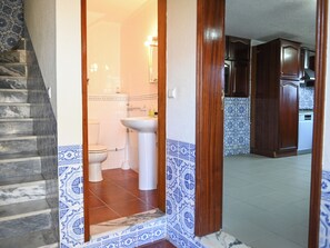 Regadera, secadora de cabello, toallas 