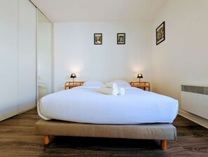 3 bedrooms, desk, iron/ironing board, WiFi