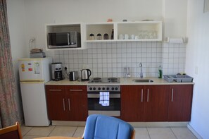 Køleskab, mikrobølgeovn, kogeplade, kaffe-/temaskine