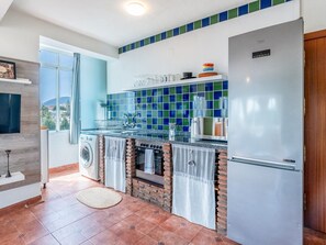 Kühlschrank, Mikrowelle, Ofen, Wasserkocher mit Kaffee-/Teezubehör