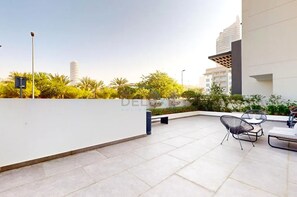 Outdoor dining - Near The Mall and Steps from the Park, Hyati Avenue by Deluxe Holiday Homes (Dubai)