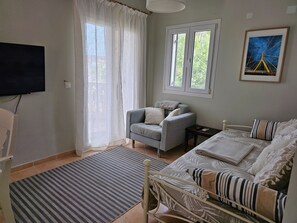 2 makuuhuonetta, työpöytä, silitysrauta/-lauta, vauvan matkasänky