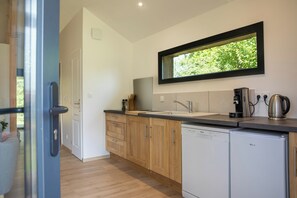 Frigorifero, microonde, piano cottura, lavastoviglie