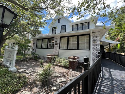 Charming 2-bedroom bungalow in Hyde Park Area of Tampa with WiFi, AC