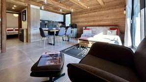 A cozy cabin interior with a dining area, kitchen, and a bed with a view. - 2nd floor, view panoramic, balcony, tv, 45m², Serre Chevalier (Briançon)