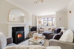 Smart TV, fireplace