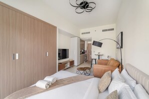 Een strijkplank/strijkijzer, wifi, beddengoed