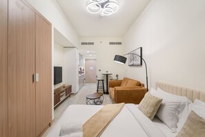 Tabla de planchar con plancha, wifi y ropa de cama 