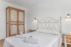 2 habitaciones, tabla de planchar con plancha, wifi y ropa de cama 