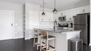 Kjøleskap og spisebord