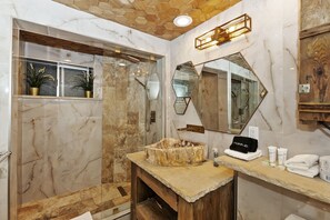 Douche, séchoir à cheveux, serviettes fournies, savon