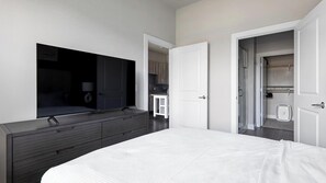 1 bedroom, desk, iron/ironing board, Internet - Landing | Beautiful 1BD, Gym, Game Room (Austin)