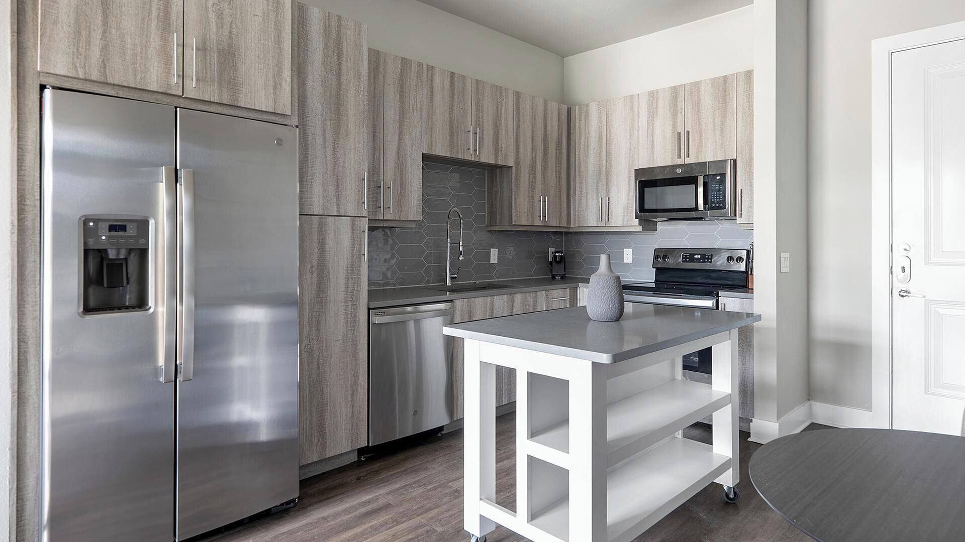 Refrigerador, microondas, horno y parrilla de estufa 