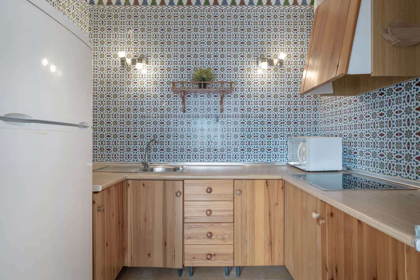 Køleskab, mikrobølgeovn, kogeplade, kaffe-/temaskine