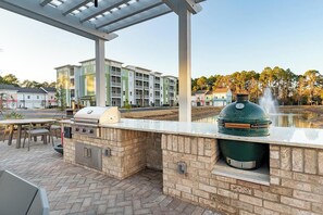 Outdoor dining - Landing at Jewel at Santa Rosa Beach - 1 Bedroo... (Santa Rosa Beach)
