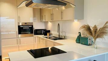 Een koelkast, een microgolfoven, een oven, een kookplaat