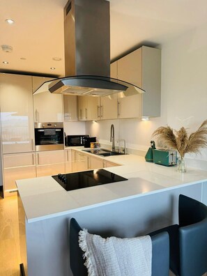 Geladeira, micro-ondas, fogão, cooktop