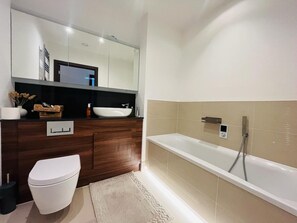 Secador de cabelo, toalhas de banho