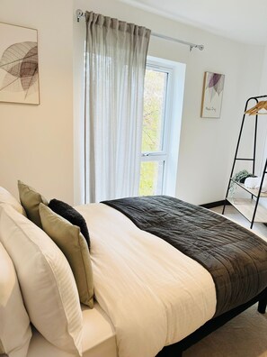2 bedrooms - Spacious Flat w/ Balcony, Free Parking | WiFi & Netflix (Kent)