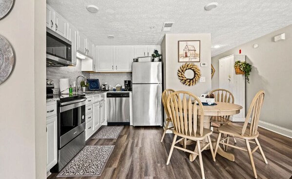 Een koelkast, een microgolfoven, een oven, een kookplaat