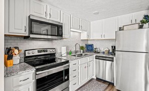 Een koelkast, een microgolfoven, een oven, een kookplaat