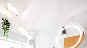 Dusch, hårtork och handdukar