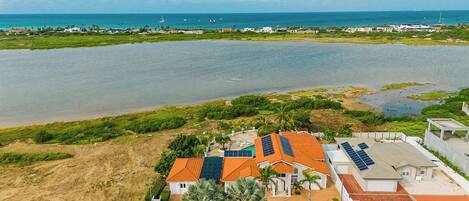 Ein Küstenanwesen mit Solaranlage, Swimmingpool und Meerblick.