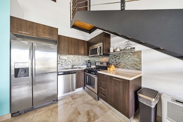 Kühlschrank, Mikrowelle, Ofen, Geschirrspüler