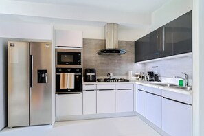 Kühlschrank, Mikrowelle, Ofen, Herdplatte