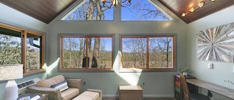 Televisor intel·ligent, reproductor de DVD i llibres