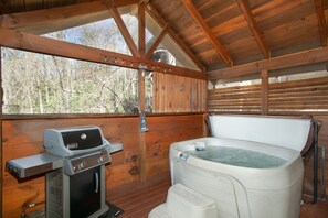 Outdoor spa tub - Smoky Mountain Gem | MTN View, Hot Tub, Grill! (Gatlinburg)