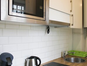 Kühlschrank, Wasserkocher mit Kaffee-/Teezubehör