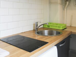 Fridge, coffee/tea maker