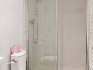 Douche, serviettes fournies