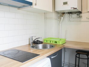 Kühlschrank, Wasserkocher mit Kaffee-/Teezubehör