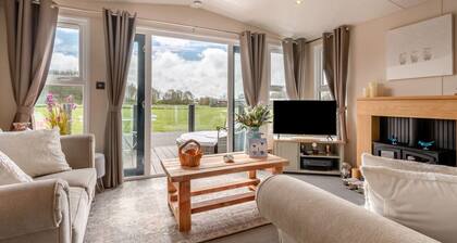 Sandpiper Lodge - Two Bedroom House, Sleeps 4
