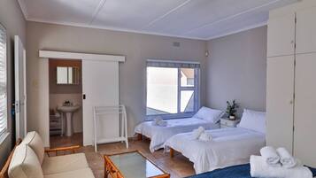 4 slaapkamers, een bureau, een strijkplank/strijkijzer, gratis wifi