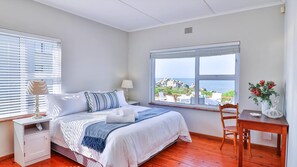 4 bedrooms, desk, iron/ironing board, free WiFi - Beskuit vir Ontbyt | Ocean breeze | Coffee & rusks (Kleinmond)