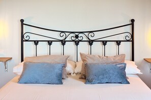 3 slaapkamers, een strijkplank/strijkijzer, gratis wifi, beddengoed