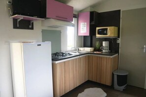 Fridge, microwave, stovetop