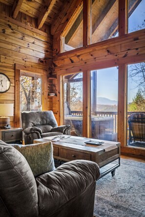 Älytelevisio, takka, pöytäjalkapallopöytä