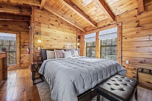 2 slaapkamers, een bureau, een strijkplank/strijkijzer, gratis wifi