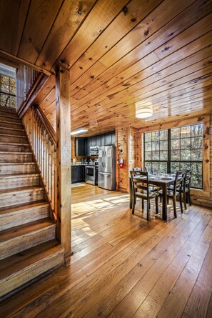 Fridge, microwave, oven, stovetop - Nature's Nest | MTN View, Hot Tub & Arcade Games! (Sevierville)