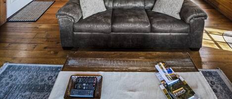 Smart TV, chimenea y futbolito