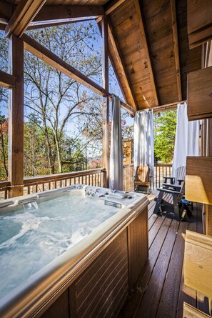 Outdoor spa tub