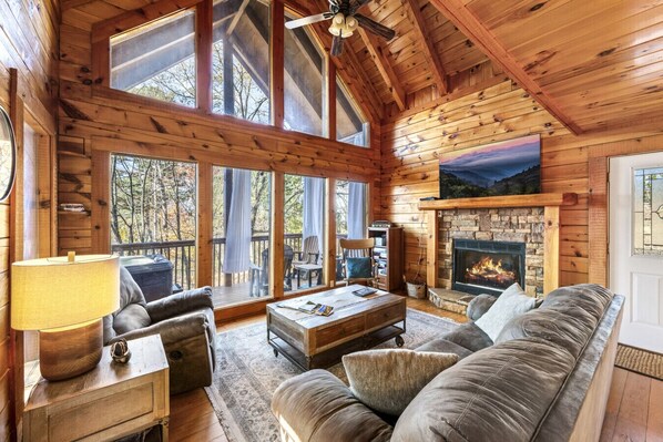 Smart TV, chimenea y futbolito