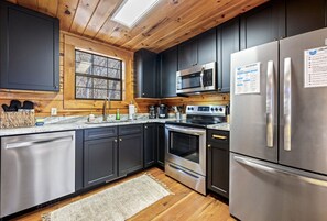 Jääkaappi, mikroaaltouuni, uuni, liesi