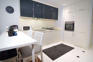 Réfrigérateur, four à micro-ondes, un four, surface de cuisson